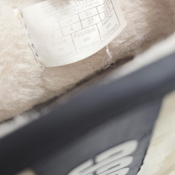 UGG Classic Mini Boots — Light Beige Women’s Size 37 Or US 6 🌴✌️ - Picture 6 of 9